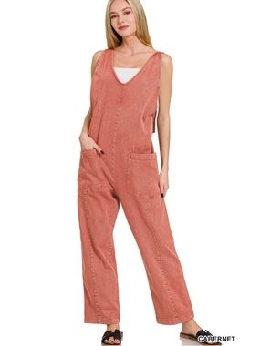 NWT Zenana MEDIUM baggy jumpsuit with pockets (adjustable straps) - Cabernet